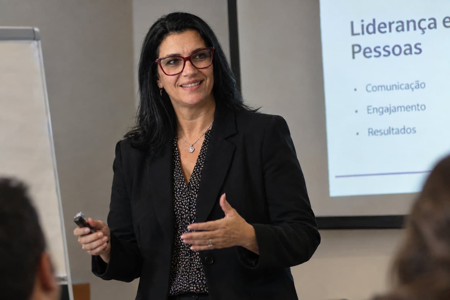 Denise Oldani conduzindo treinamento corporativo sobre liderança e pessoas